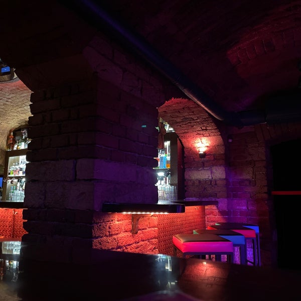 10/1/2021 tarihinde Claudio B.ziyaretçi tarafından ALIBI. cocktail and music bar'de çekilen fotoğraf