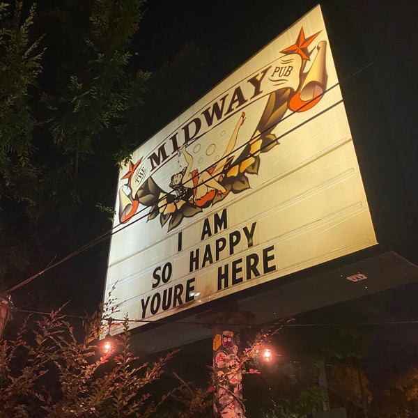 รูปภาพถ่ายที่ Midway Pub โดย Kaitlyn C. เมื่อ 8/28/2021