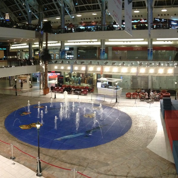 รูปภาพถ่ายที่ Red Sea Mall โดย Osama A. เมื่อ 4/24/2013