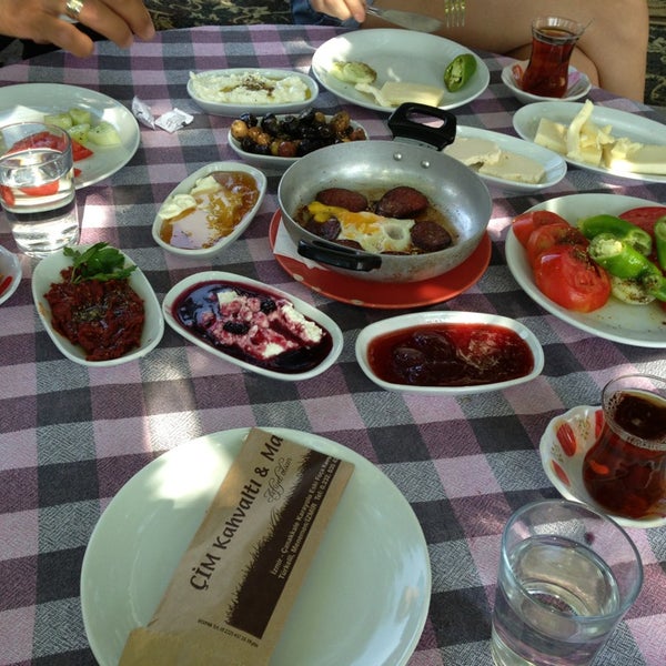 รูปภาพถ่ายที่ Çim Kahvaltı &amp; Mangal Bahçesi โดย Burçin เมื่อ 9/10/2013