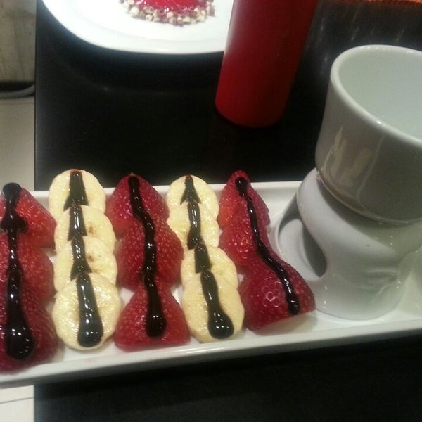 4/15/2013 tarihinde Tolga I.ziyaretçi tarafından Viola Cafe Pastane'de çekilen fotoğraf