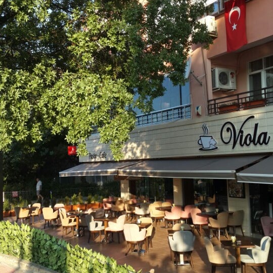 Das Foto wurde bei Viola Cafe Pastane von Tolga I. am 8/7/2013 aufgenommen