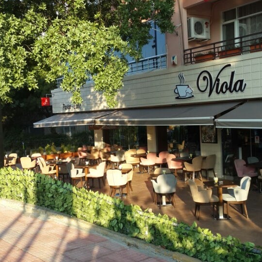 Foto scattata a Viola Cafe Pastane da Tolga I. il 8/6/2013