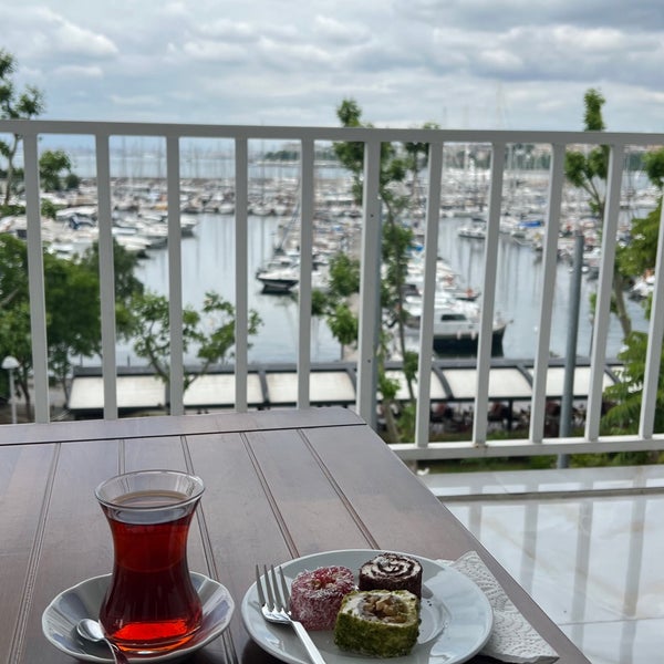 Das Foto wurde bei Tesadüf Cafe &amp; Restaurant von AnadoluGuru am 6/13/2023 aufgenommen