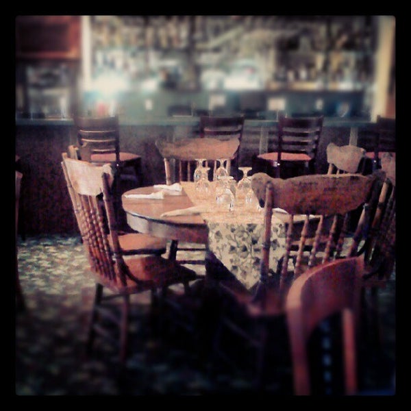 Foto diambil di The Whistle Stop Restaurant &amp; Bar oleh Chef J. pada 9/14/2012