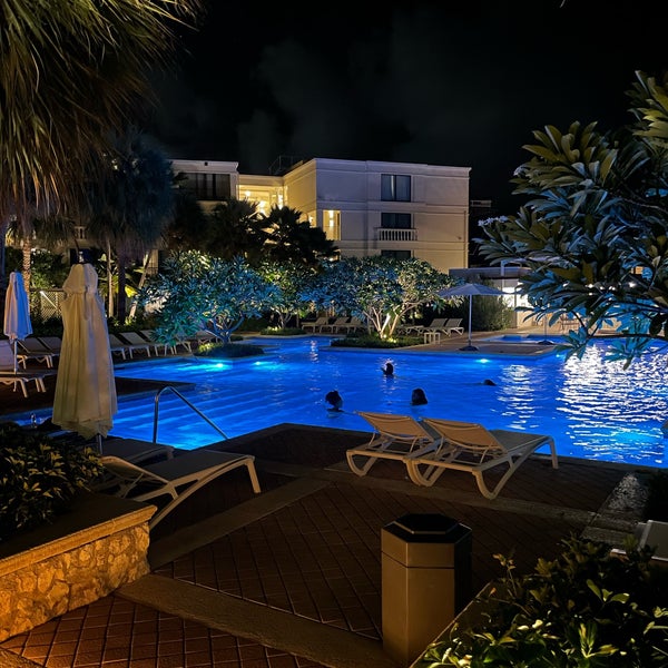 Foto diambil di Curaçao Marriott Beach Resort &amp; Emerald Casino oleh Tony v. pada 12/6/2021