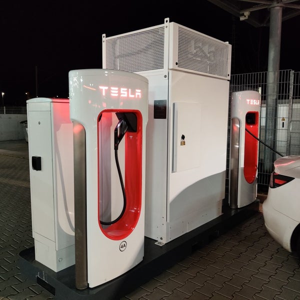 Tesla Supercharger Karlsruhe'de Elektrikli Araç Şarj İstasyonu