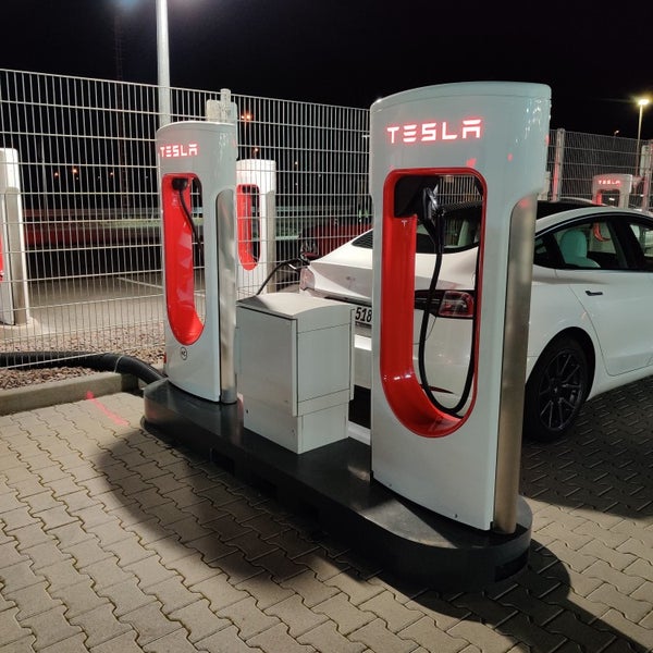 Tesla Supercharger Karlsruhe'de Elektrikli Araç Şarj İstasyonu