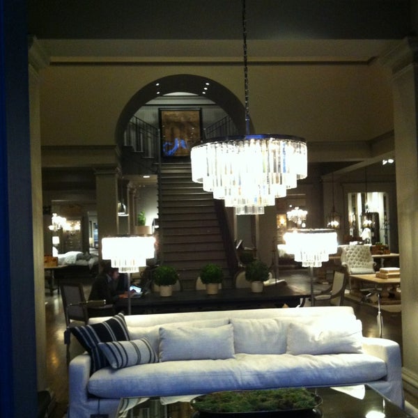 Restoration Hardware Furniture and Home Store à Downtown Walnut Creek