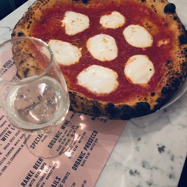long queques but worth it: fluffy pizzas (1 min to bake! 😳), organic ingredients, delicious unusual Spritz. funny side is the entrance that looks like you are entering from the kitchen 🙂