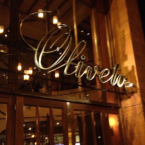 Photo prise au Oliveto Cafe &amp; Restaurant par Megan R. le2/3/2013