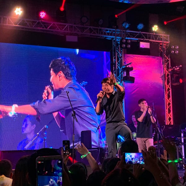 Джон бон джови группа. Солист u2 боно. Ли сан-ёп пока ты спишь. Боно u2. Bon garçon - freek u (full intention club mix).