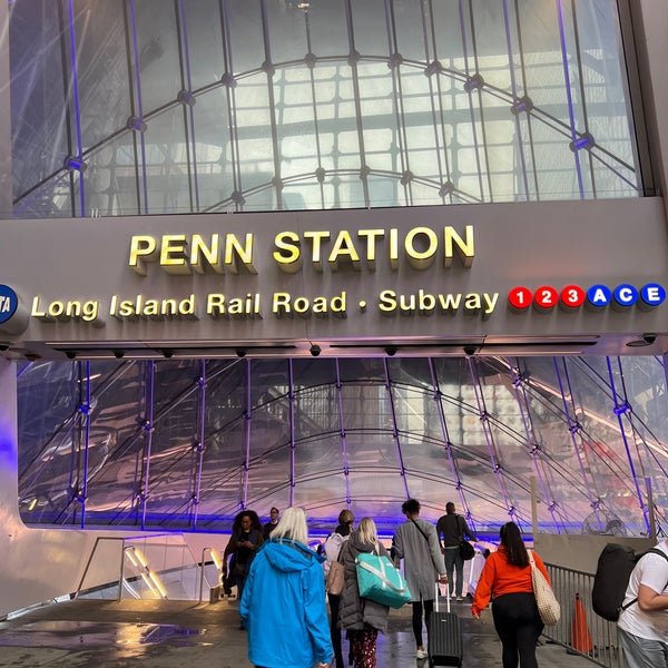 Снимок сделан в New York Penn Station пользователем James Z. 10/4/2022