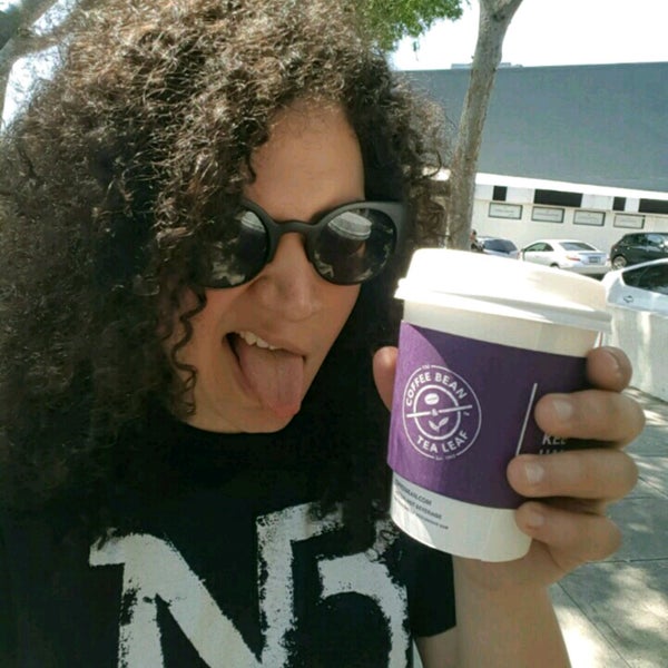 Photo taken at The Coffee Bean &amp; Tea Leaf by Johnny H. on 4/12/2017