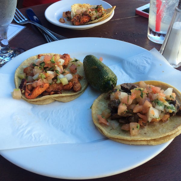 Das Foto wurde bei La Fiesta Mexican Cuisine &amp; Lounge von Jose N. am 7/14/2015 aufgenommen