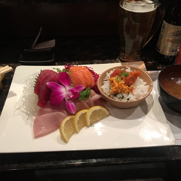 รูปภาพถ่ายที่ Noma Sushi โดย Lacey เมื่อ 12/17/2015