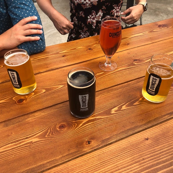 Photo taken at Ounces Taproom &amp; Beer Garden by Lacey on 8/11/2018