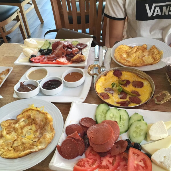 Foto scattata a Güllüoğlu Baklava &amp; Cafe da Hamza Ş. il 5/29/2016