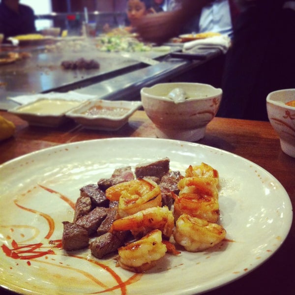 Foto tirada no(a) Sakura Japanese Steak, Seafood House &amp; Sushi Bar por KαÖωWɑäη em 8/27/2014
