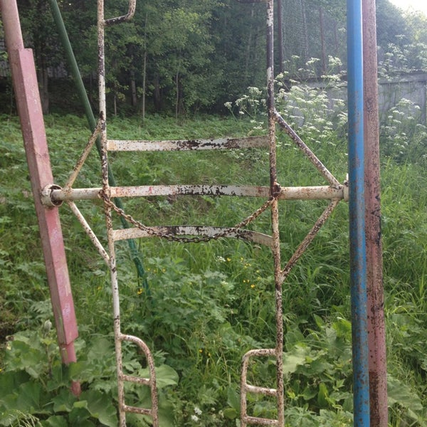 Заброшенная спортплощадка
