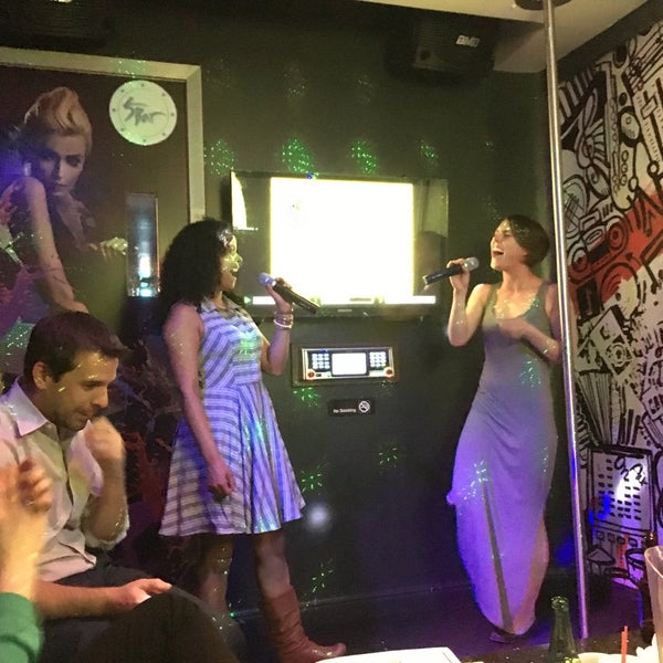 Das Foto wurde bei 5 Bar Karaoke &amp; Lounge von Marina B. am 4/29/2016 aufgenommen