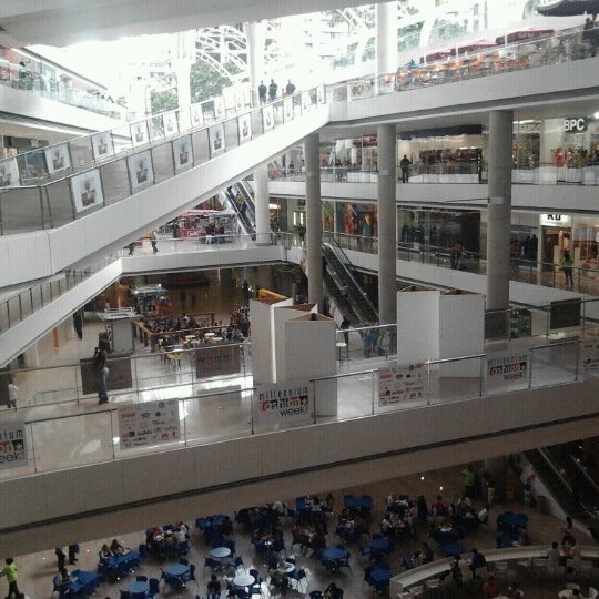Foto tirada no(a) Millennium Mall por Rosmar G. em 9/17/2012