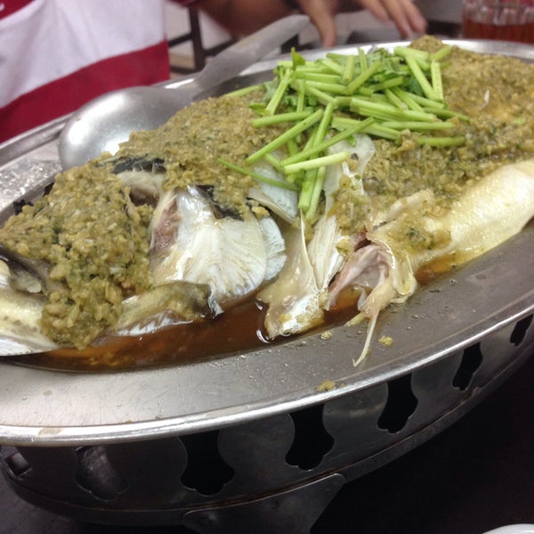 Das Foto wurde bei Fatty Bak Kut Teh &amp; Steamed Fish Head von Yiping🍀 am 5/9/2015 aufgenommen