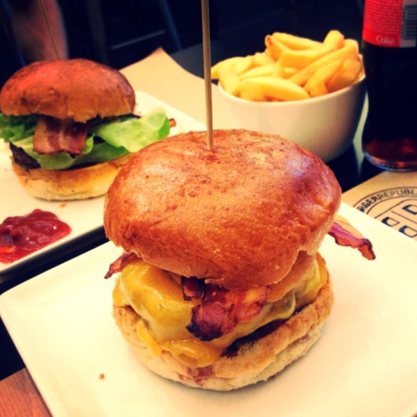 Foto scattata a Burger Republic da Ambre il 9/6/2014