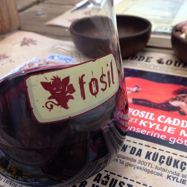 รูปภาพถ่ายที่ Fosil Cadde Lounge โดย Cansu เมื่อ 2/23/2015