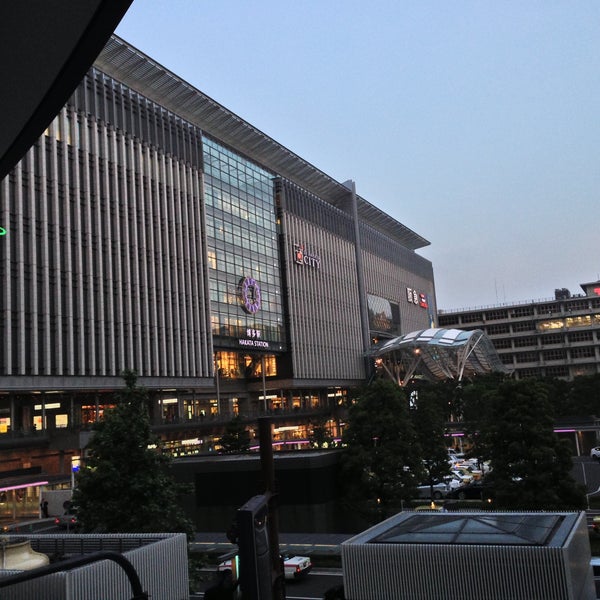 รูปภาพถ่ายที่ Hakata Station โดย Naruki S. เมื่อ 5/14/2013