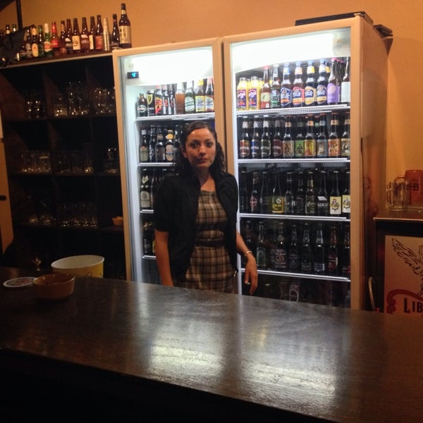 2/18/2014 tarihinde Jose L.ziyaretçi tarafından The BeerBox'de çekilen fotoğraf