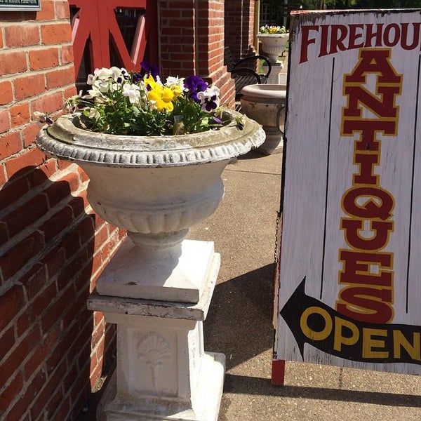 5/4/2015 tarihinde Cindy S.ziyaretçi tarafından Firehouse Antiques'de çekilen fotoğraf