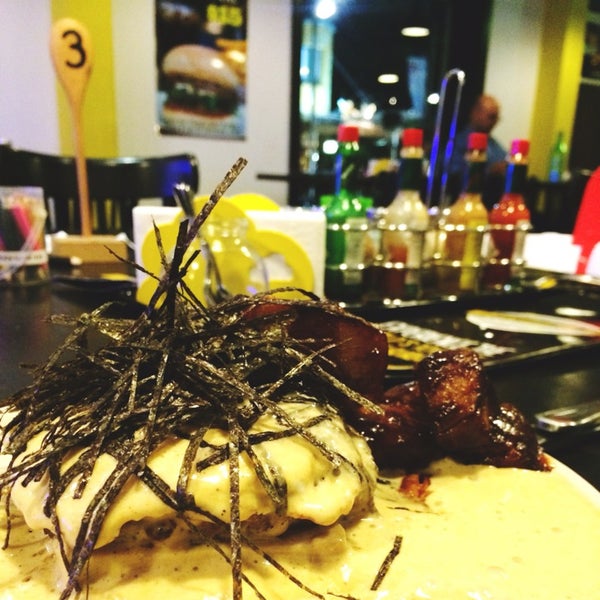 Foto diambil di Burger 10 oleh reshooom pada 9/24/2014