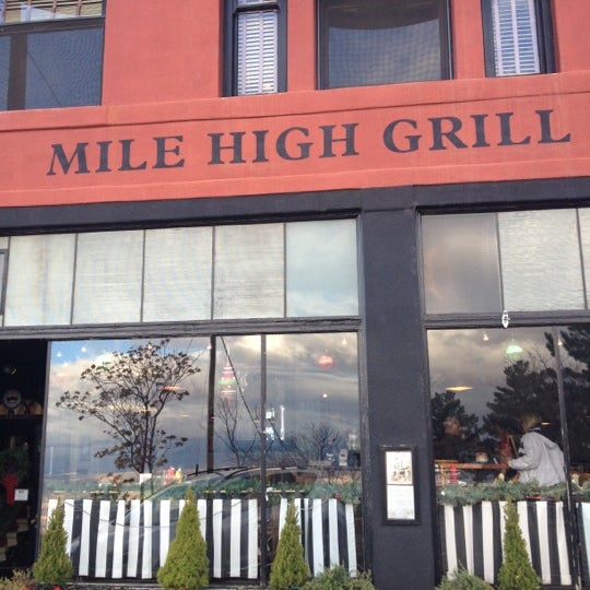 รูปภาพถ่ายที่ Mile High Grill and Inn โดย Scott E. เมื่อ 12/14/2012