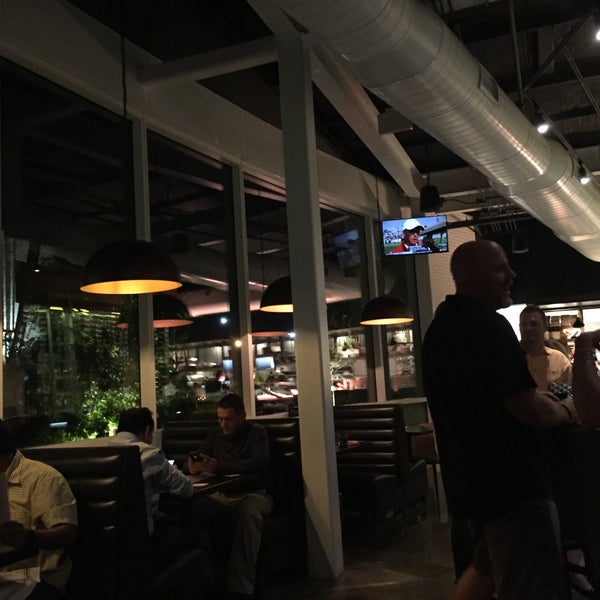 Foto scattata a Fielding&#39;s local kitchen + bar da Mar G. il 10/8/2015