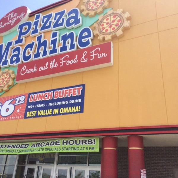 Photo taken at Amazing Pizza Machine by Rebecca G. on 6/16/2014