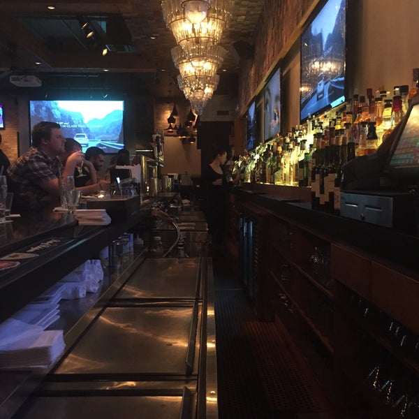 4/22/2015 tarihinde Mike L.ziyaretçi tarafından Grey Bar &amp; Restaurant'de çekilen fotoğraf
