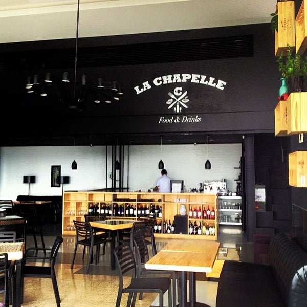 รูปภาพถ่ายที่ La Chapelle food &amp; drinks โดย Savir A. เมื่อ 10/9/2012