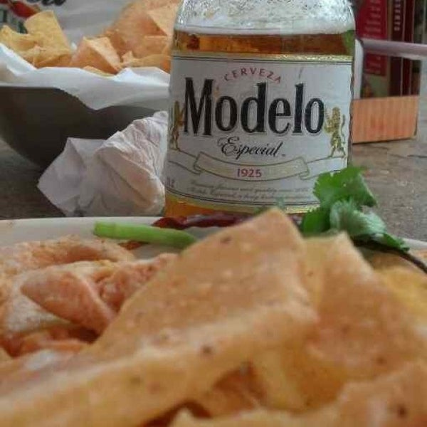 Foto tomada en La Parrilla Mexican Restaurant  por Steven W. el 6/1/2013
