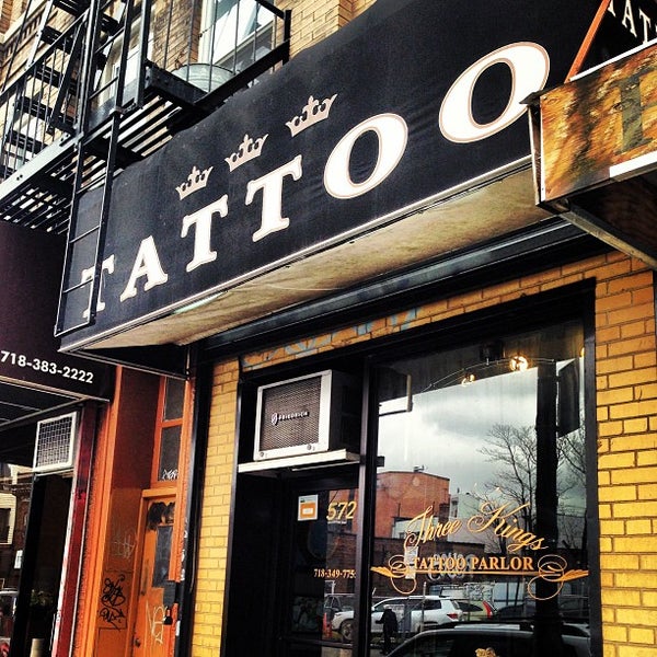 3/19/2013 tarihinde Daniel M.ziyaretçi tarafından Three Kings Tattoo Parlor'de çekilen fotoğraf
