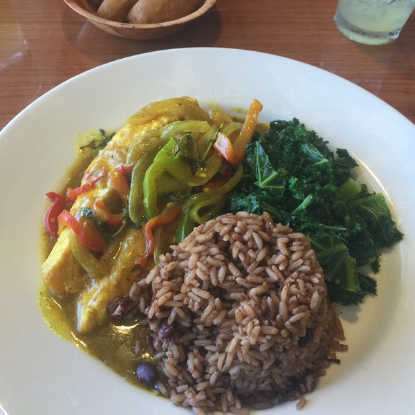 Foto diambil di Derrick&#39;s Jamaican Restaurant oleh Erica J. pada 6/20/2015