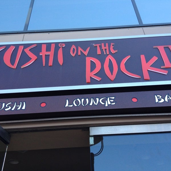 Das Foto wurde bei Sushi On The Rock von Capucine T. am 2/9/2013 aufgenommen
