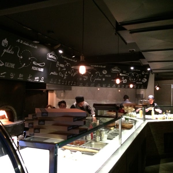 1/10/2015 tarihinde Oscar B.ziyaretçi tarafından La Fabbrica -Pizza Bar-'de çekilen fotoğraf