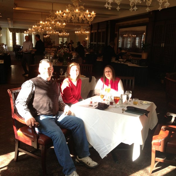 รูปภาพถ่ายที่ The Carolina Dining Room at Pinehurst Resort โดย Allen M. เมื่อ 2/24/2013