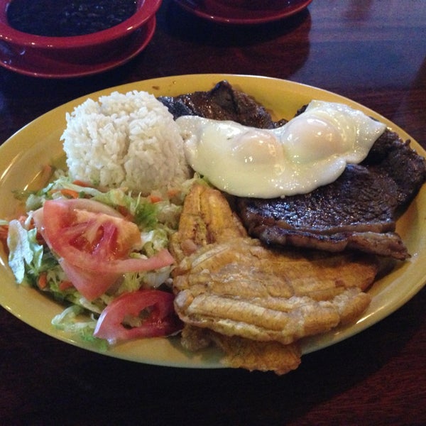 Снимок сделан в Latinos Restaurante пользователем Vgutty G. 3/8/2013