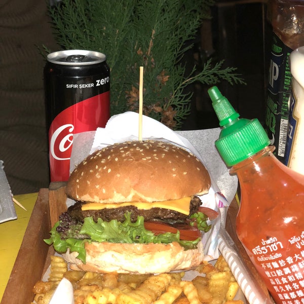Foto tirada no(a) Caps Burger Pozcu por Mekzun N. em 1/11/2018