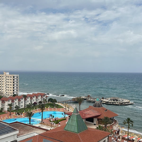 Foto scattata a Salamis Bay Conti Resort Hotel da Doğan Y. il 5/5/2023