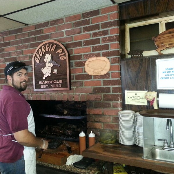 4/18/2014 tarihinde Marshall F.ziyaretçi tarafından Georgia Pig Barbecue Restaurant'de çekilen fotoğraf