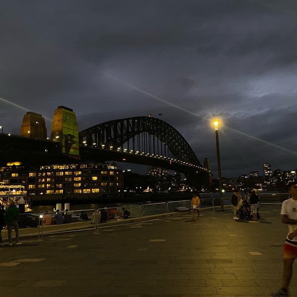 รูปภาพถ่ายที่ The Rocks โดย Shino เมื่อ 12/31/2023