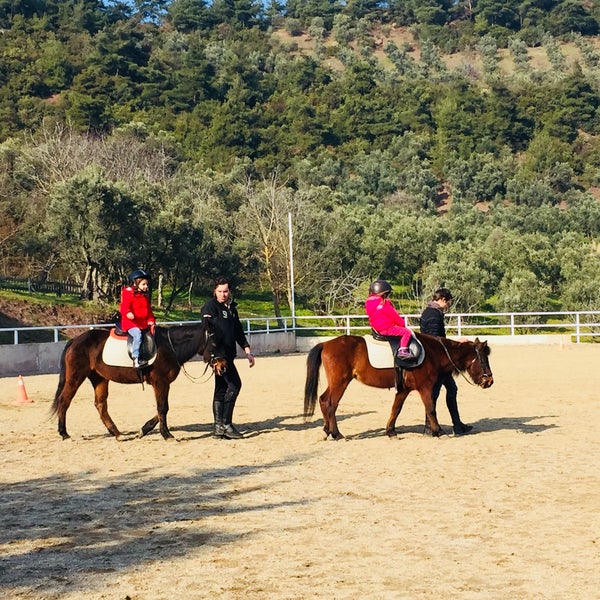 Das Foto wurde bei Doğuşlu Binicilik ve Pony Kulübü von Melike Ç. am 1/31/2018 aufgenommen